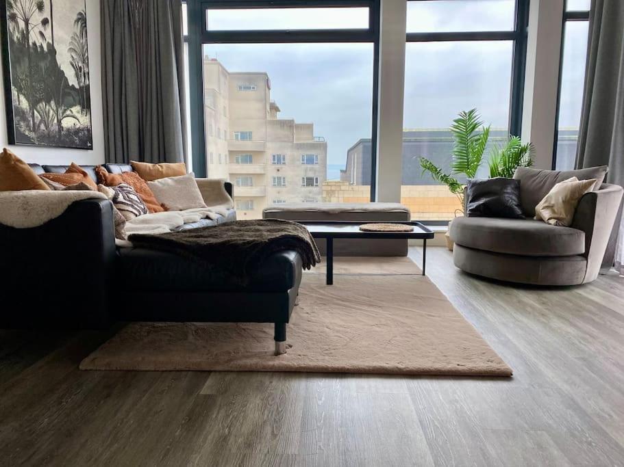 The Pad By The Beach Penthouse Apartment With Sunset And City Views Борнмът Екстериор снимка
